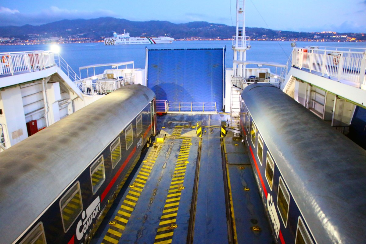 Zug auf der Fähre Kopie klein